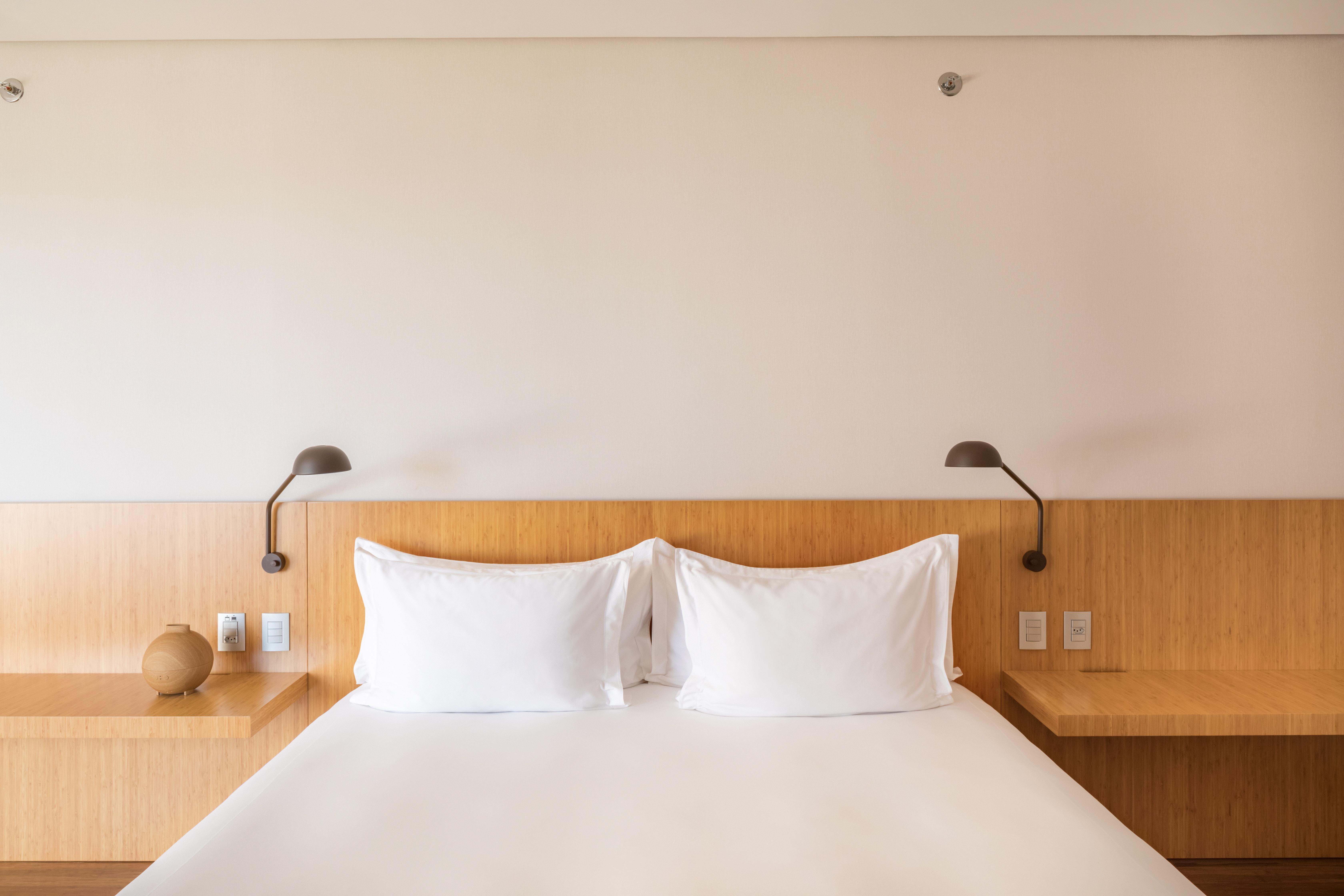 B Hotel 브라질리아 외부 사진 A bed with two pillows