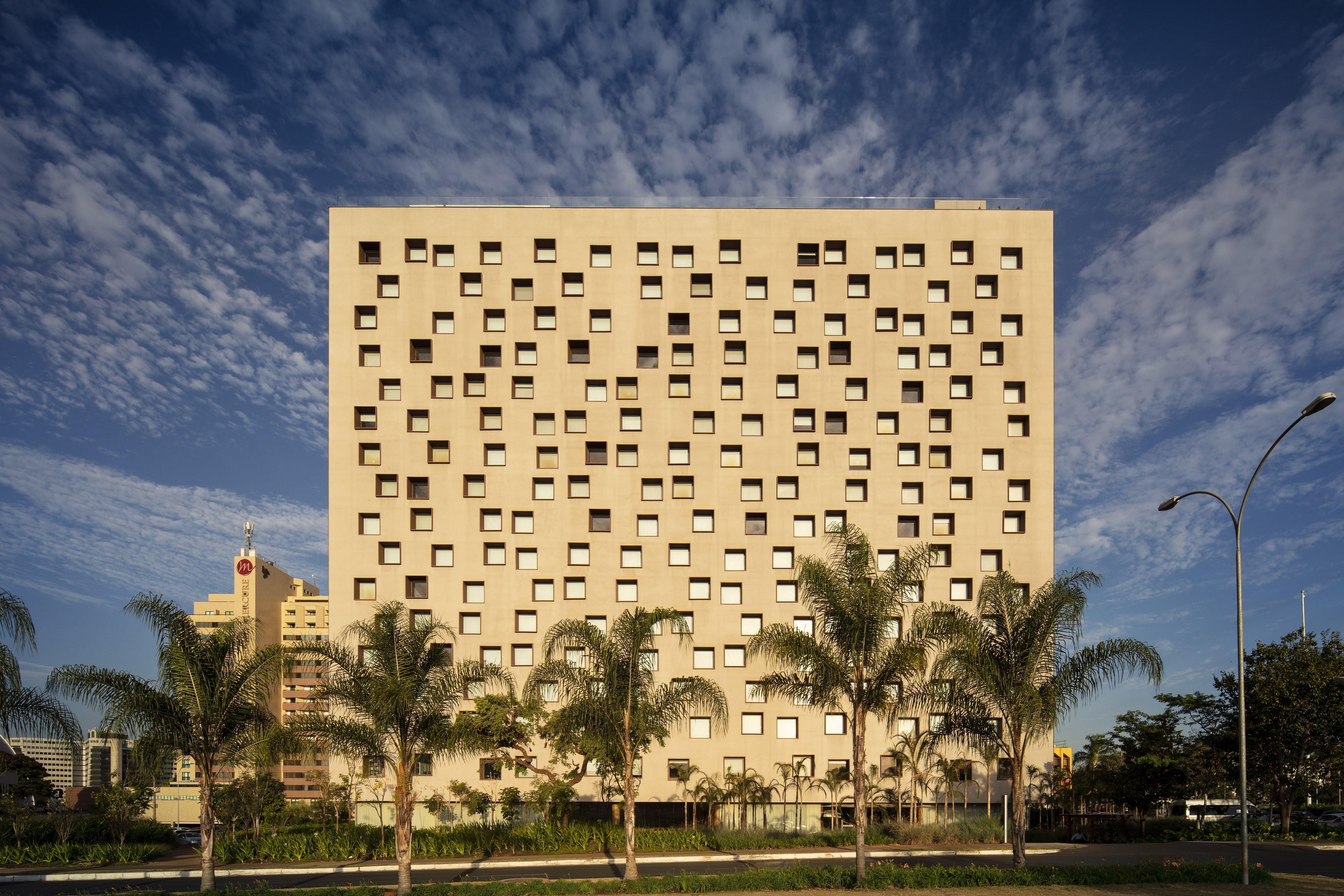B Hotel 브라질리아 외부 사진 The 1960s-built 12-storey, 200-bed, 100-room nursing home at the Royal Perth Hospital, Perth, Western Australia.
