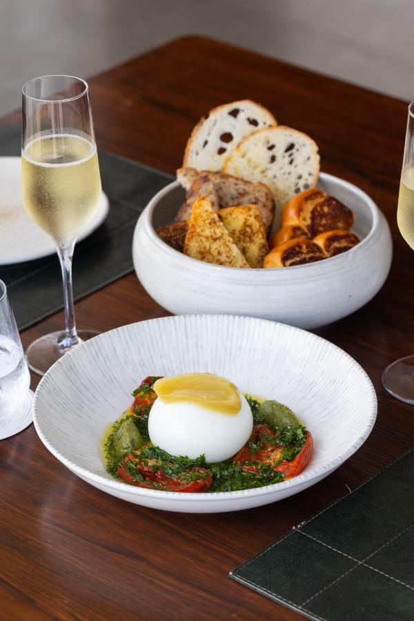 B Hotel 브라질리아 외부 사진 Mozzarella with tomatoes and bread