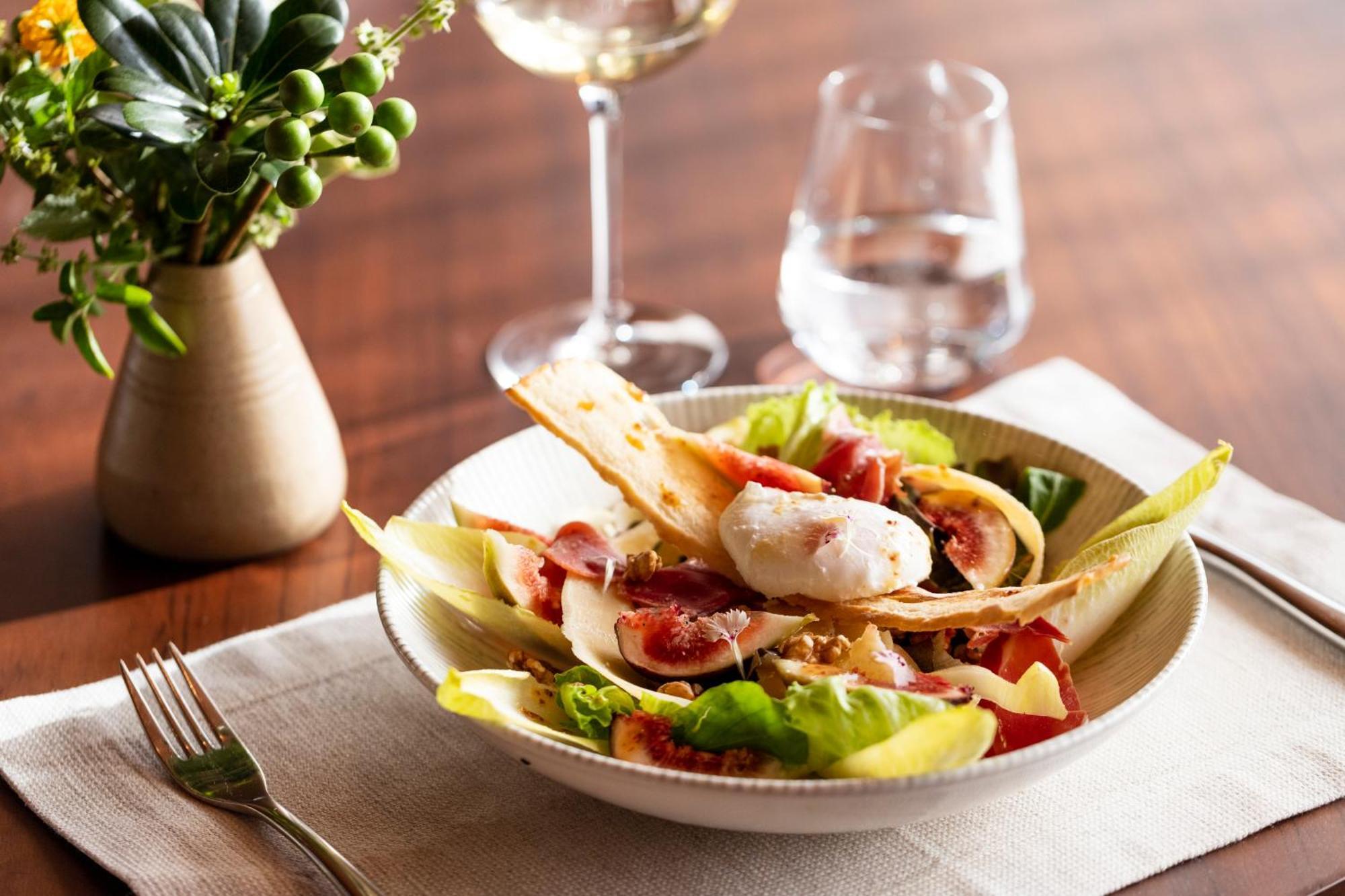 B Hotel 브라질리아 외부 사진 A salad with mozzarella