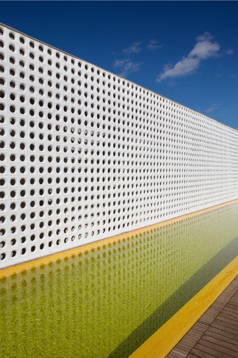 B Hotel 브라질리아 외부 사진 A perforated metal fence